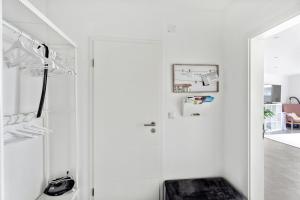 eine Küche mit weißen Wänden und einem weißen Kühlschrank in der Unterkunft Salí Homes HZ42 Studio im Zentrum Bayreuths mit Balkon in Bayreuth