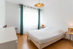 um quarto com uma cama e uma grande janela em Pleasant 3-rooms apartment for 6 people with parking space em Le Touquet-Paris-Plage