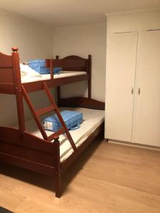 1 dormitorio con 2 literas y armario en Nyrestaurert og koselig hytte ved Skjelbredvatnet., 