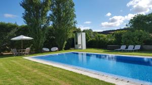 בריכת השחייה שנמצאת ב-Quinta de Santa Clara או באזור