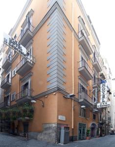un edificio con balcones en un lateral en Hotel Il Convento en Nápoles