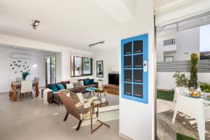TV a/nebo společenská místnost v ubytování Accomoteleia Blue Villa
