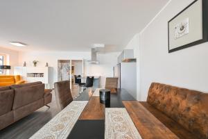ein Wohnzimmer mit einem Sofa und einem Tisch in der Unterkunft Haus Gohlke in Füssen
