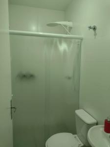 uma casa de banho com um WC, um chuveiro e um lavatório. em Casa de praia na Gamboa - Garopaba SC em Garopaba
