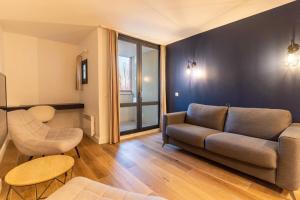 a living room with a couch and a table at Appartement tout confort pour 5 pers avec piscine tennis et parking REF 232 in Le Touquet-Paris-Plage