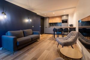 sala de estar con sofá y cocina en Appartement tout confort pour 5 pers avec piscine tennis et parking REF 232, en Le Touquet-Paris-Plage