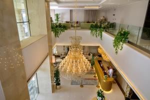 una vista sul soffitto di una hall con un grande lampadario a braccio di Paradise Nice Hotel Jeddah a Gedda