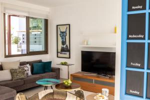 TV a/nebo společenská místnost v ubytování Accomoteleia Blue Villa