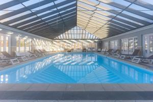 Bazén v ubytovaní Superb bohemian flat for 6 pers in the heart of the Equestrian centre 164 alebo v jeho blízkosti