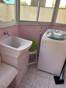La salle de bains est pourvue d'un lavabo et d'une baignoire. dans l'établissement Apartamento 100 mt da praia em Promoção, à Florianópolis