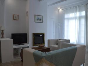 a living room with a couch and a tv at Appartement Banyuls-sur-Mer, 3 pièces, 5 personnes - FR-1-225C-39 in Banyuls-sur-Mer