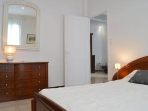 a bedroom with a bed and a dresser and a mirror at Appartement Banyuls-sur-Mer, 3 pièces, 5 personnes - FR-1-225C-39 in Banyuls-sur-Mer