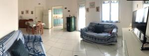 sala de estar con 2 sillas y mesa en Comfort Home, en Capoterra