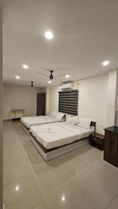 een grote slaapkamer met 2 bedden bij Heres Haut Residency in Cochin