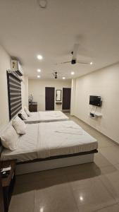 Giường trong phòng chung tại Heres Haut Residency