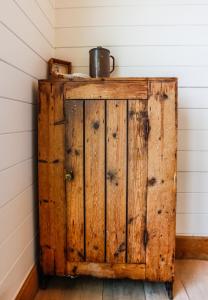 un armario de madera con una olla encima en Twitterings - West Wittering, en Chichester