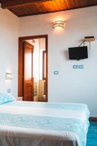 A television and/or entertainment centre at Agriturismo Irghitula