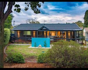 uma casa com uma parede azul no quintal em Resort style home pool spa sauna em Phillip