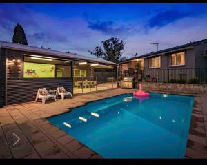 uma piscina num quintal com uma casa em Resort style home pool spa sauna em Phillip
