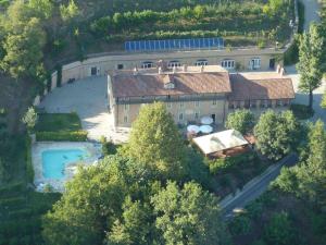 an aerial view of a house with a swimming pool at Agrisuite Le Querce del Vareglio in Canale