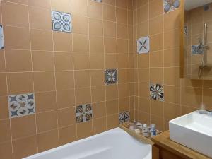 y baño con bañera y lavamanos. en Appartement Villard-de-Lans, 3 pièces, 5 personnes - FR-1-548-19 en Villard-de-Lans