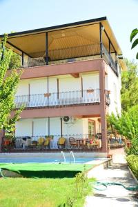 un edificio con balcone e piscina di ormanın içinde geniş havuzlu triplex villa a Manavgat