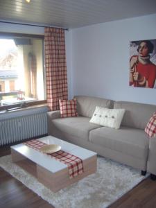 ein Wohnzimmer mit einem Sofa und einem Couchtisch in der Unterkunft Ferienwohnung Franziska in Garmisch-Partenkirchen