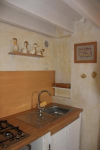 Peymeinade的住宿－Gîte Lou Caillou，厨房配有水槽和炉灶