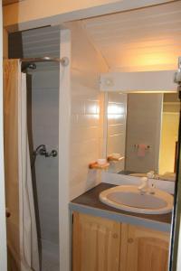 Peymeinade的住宿－Gîte Lou Caillou，一间带水槽和镜子的浴室