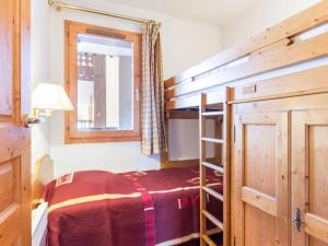 a bedroom with a bunk bed and a ladder at Appartement Plagne Villages, 3 pièces, 6 personnes - FR-1-181-2625 in La Plagne Tarentaise
