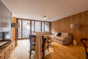 ein Wohnzimmer mit einem Sofa und einem Tisch in der Unterkunft Isard Homes by Select Rentals HUT1-008413 in El Tarter