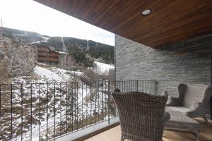 einen Balkon mit Blick auf einen verschneiten Berg in der Unterkunft Isard Homes by Select Rentals HUT1-008413 in El Tarter
