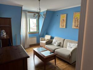 sala de estar con sofá y mesa en apartamento Marina en Ribeira