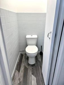 a bathroom with a white toilet in a stall at Spacious Accommodation for Contractors and Families 4 Bedrooms, Sleeps 8, Smart TV, Netflix, Parking, Only 20 Minutes to Birmingham, M6 J9 in Darlaston
