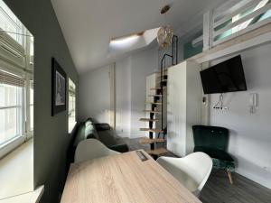 Televízia a/alebo spoločenská miestnosť v ubytovaní Forest Nook Main Square Loft