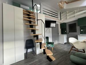 Televízia a/alebo spoločenská miestnosť v ubytovaní Forest Nook Main Square Loft