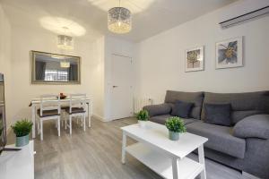a living room with a couch and a table at Apartamento San Isidro in Alcalá de Henares