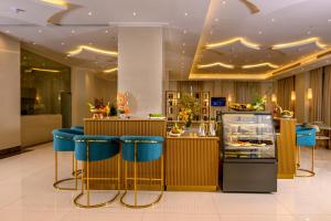  فندق برادايس نيس جدة في جدة: مطعم به مقاعد للبار الأزرق ومكتب