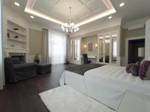 une grande chambre avec un grand lit et un salon dans l'établissement UPP Design Home, à Budapest
