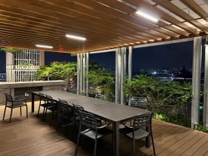 - une table et des chaises sur une terrasse avec vue dans l'établissement KLCC VIEW,5 mins to KL TOWER, à Kuala Lumpur
