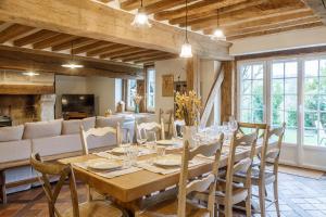 comedor con mesa, sillas y sofá en Colombe - Une Maison du Pays d'Auge - Bain nordique, en Le Mesnil-Eudes