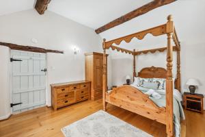Llit o llits en una habitació de Ivy Farm House - Wetton