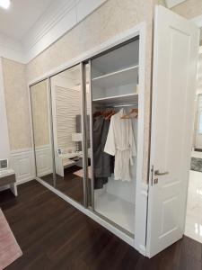 - un dressing avec des portes en verre dans l'établissement UPP Design Home, à Budapest
