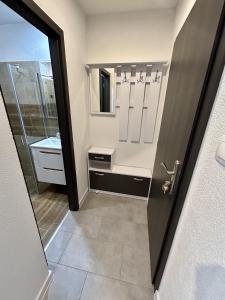 een badkamer met een wastafel en een spiegel bij Penzion Za vodou in Liptovský Ján