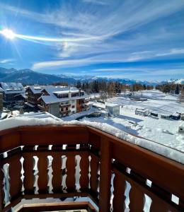 uma vista a partir de uma varanda com neve no chão em Exclusive Comfy Apartment in Central Crans-Montana em Lens