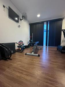 uma sala com um ginásio com vários equipamentos de exercício em Apartamento no Rio vermelho em Salvador