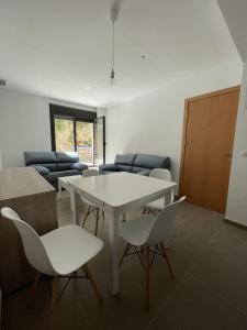 sala de estar con mesa blanca y sillas en Holiday apartment in Lucena del Cid Bajo B Ref 047, en Lucena del Cid