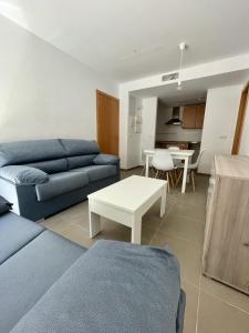 sala de estar con sofá y mesa en Holiday apartment in Lucena del Cid Bajo B Ref 047, en Lucena del Cid