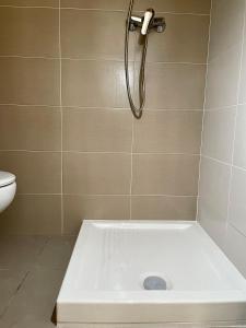 y baño con ducha y bañera. en Holiday apartment in Lucena del Cid Bajo B Ref 047, en Lucena del Cid