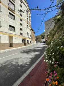 una calle vacía con flores y un edificio en Holiday apartment in Lucena del Cid Bajo B Ref 047, en Lucena del Cid
